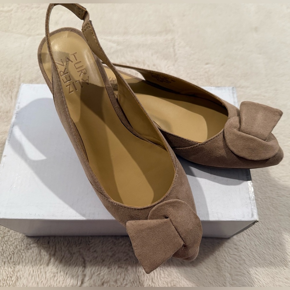 Naturalizer Flats with Bow Detail in Taupe.  Size 6 Medium Width. Gently Worn.